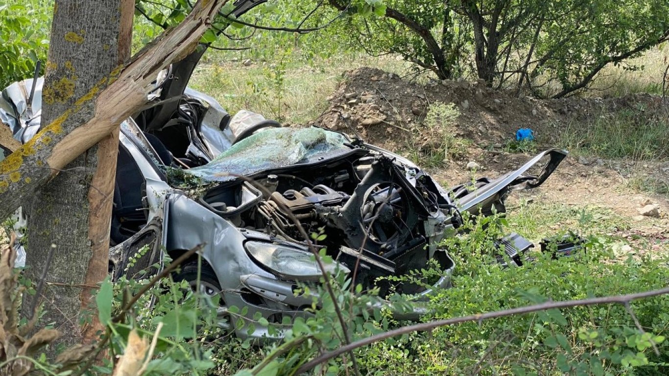 Двама мъже загинаха след удар на кола в дърво на Подбалканския път