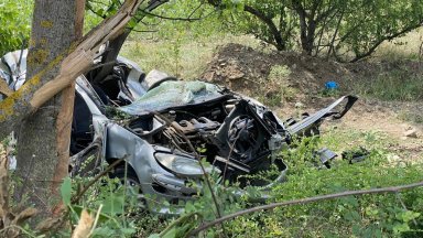 Двама мъже загинаха след удар на кола в дърво на Подбалканския път