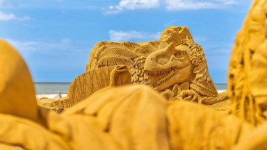 Пясъчни динозаври превзеха плаж в Белгия