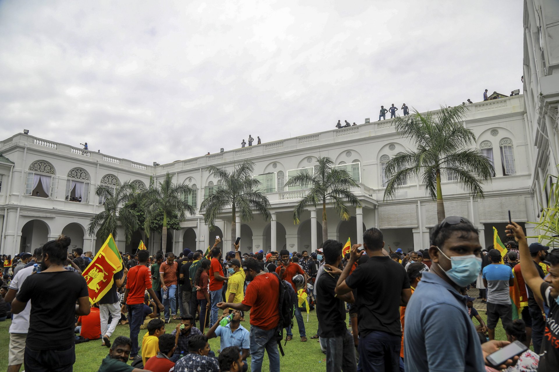 Протестиращи пред резиденцията на президента на Шри Ланка