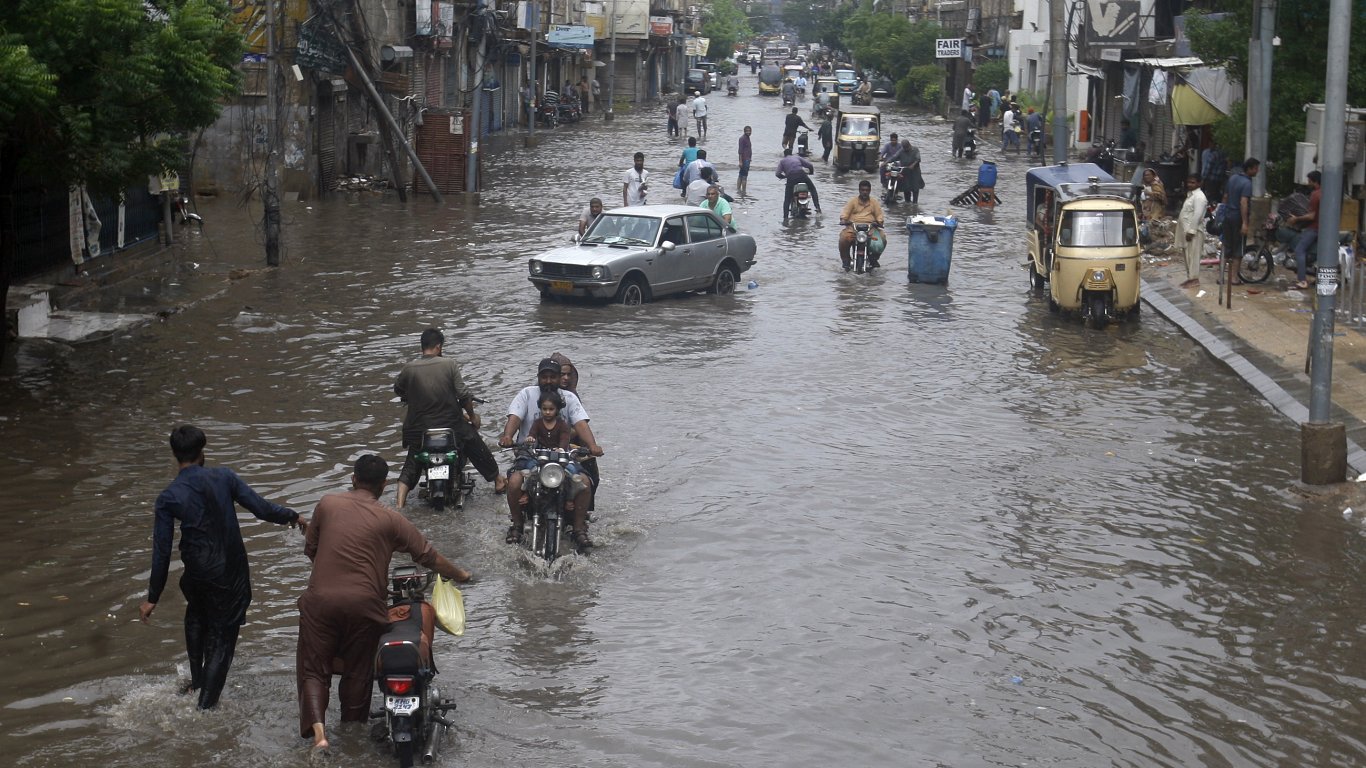 Наводненията в Пакистан взеха десетки жертви (снимки)
