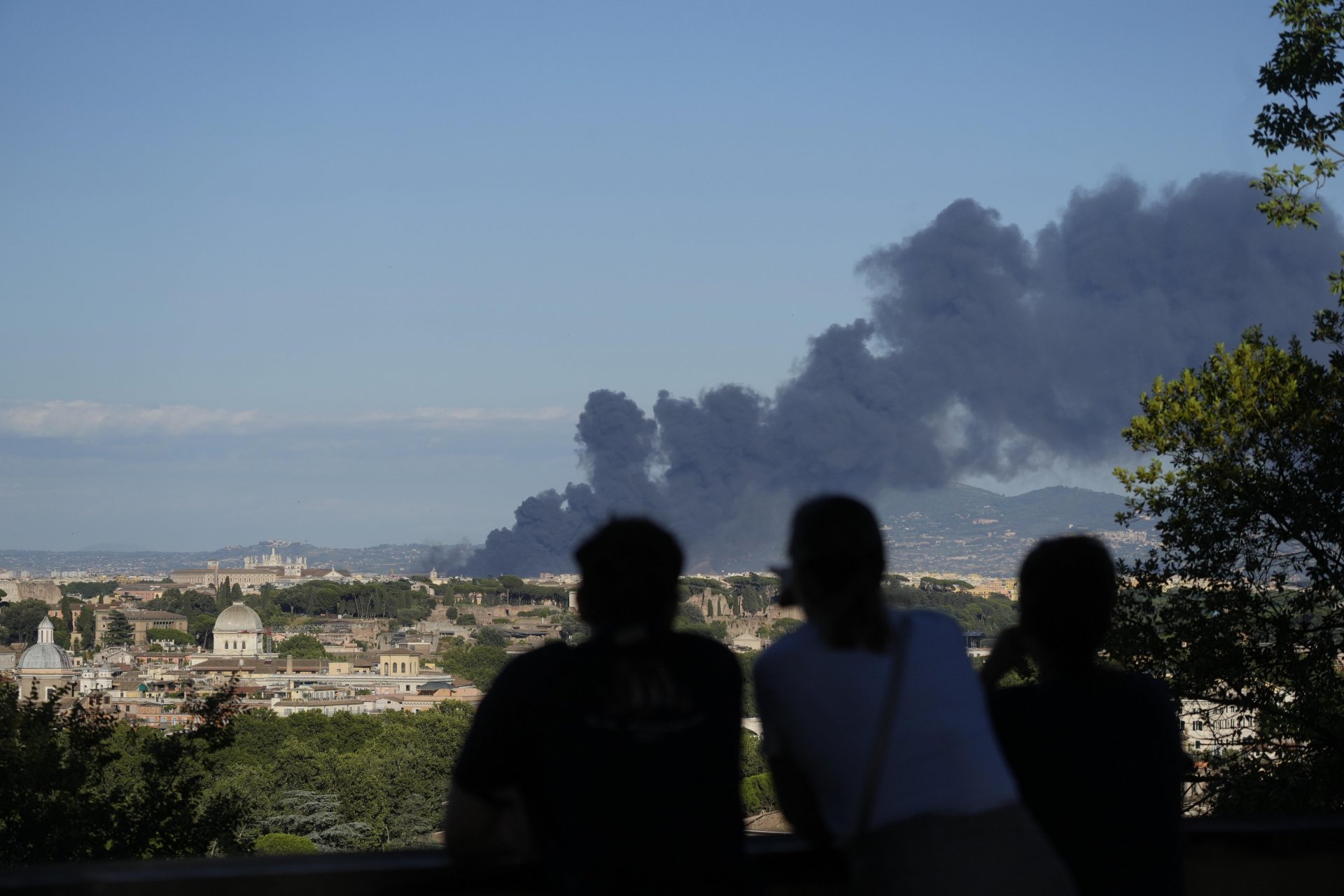 Гъст дим се издига от пожар в източната част на Рим