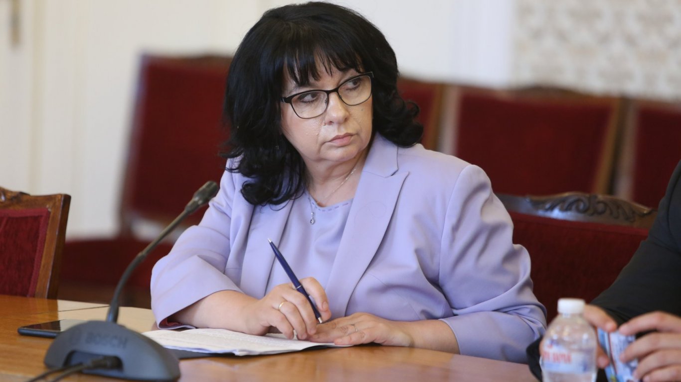 Петкова: Кабинетът "Петков" е платил голяма сума на адвокати да преговарят с "Газпром"