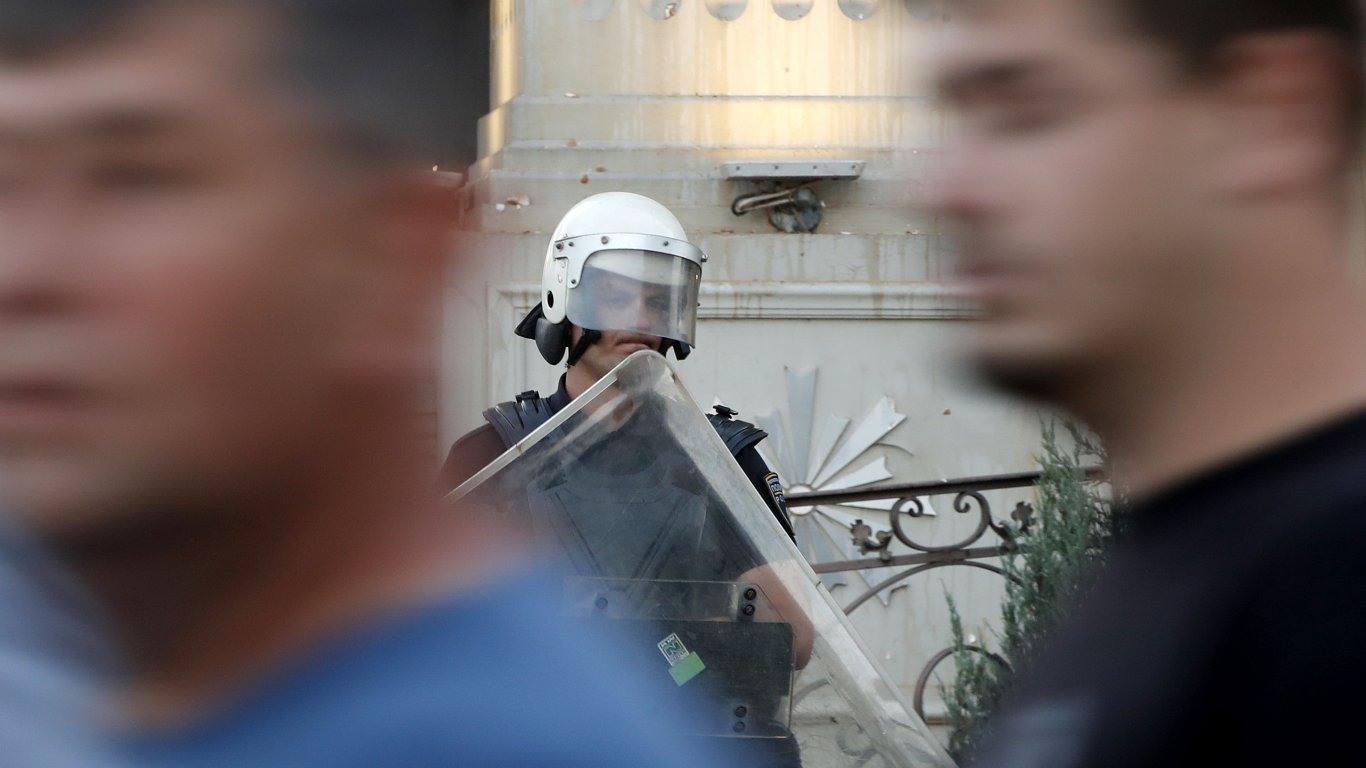 Ковачевски говори пред парламента, ВМРО-ДПМНЕ го "надвикаха" с вувузели, има 5-има задържани