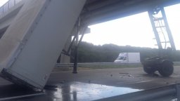 Ремарке на камион се заклещи между надлез и пътното платно на АМ "Тракия" (снимки)