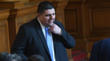 Бившият депутат от Демократична България Ивайло Мирчев продължи и днес