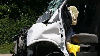 Трима възрастни и шест деца са настанени в болницата във