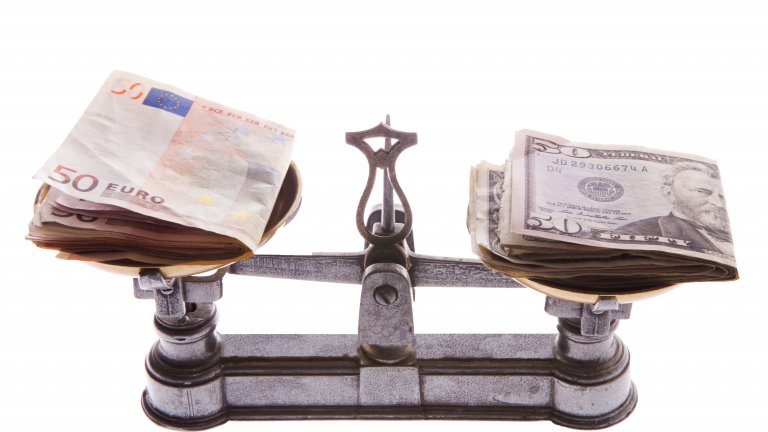 Еврото отстъпа на долара на фона на бойните действия в Близкия изток