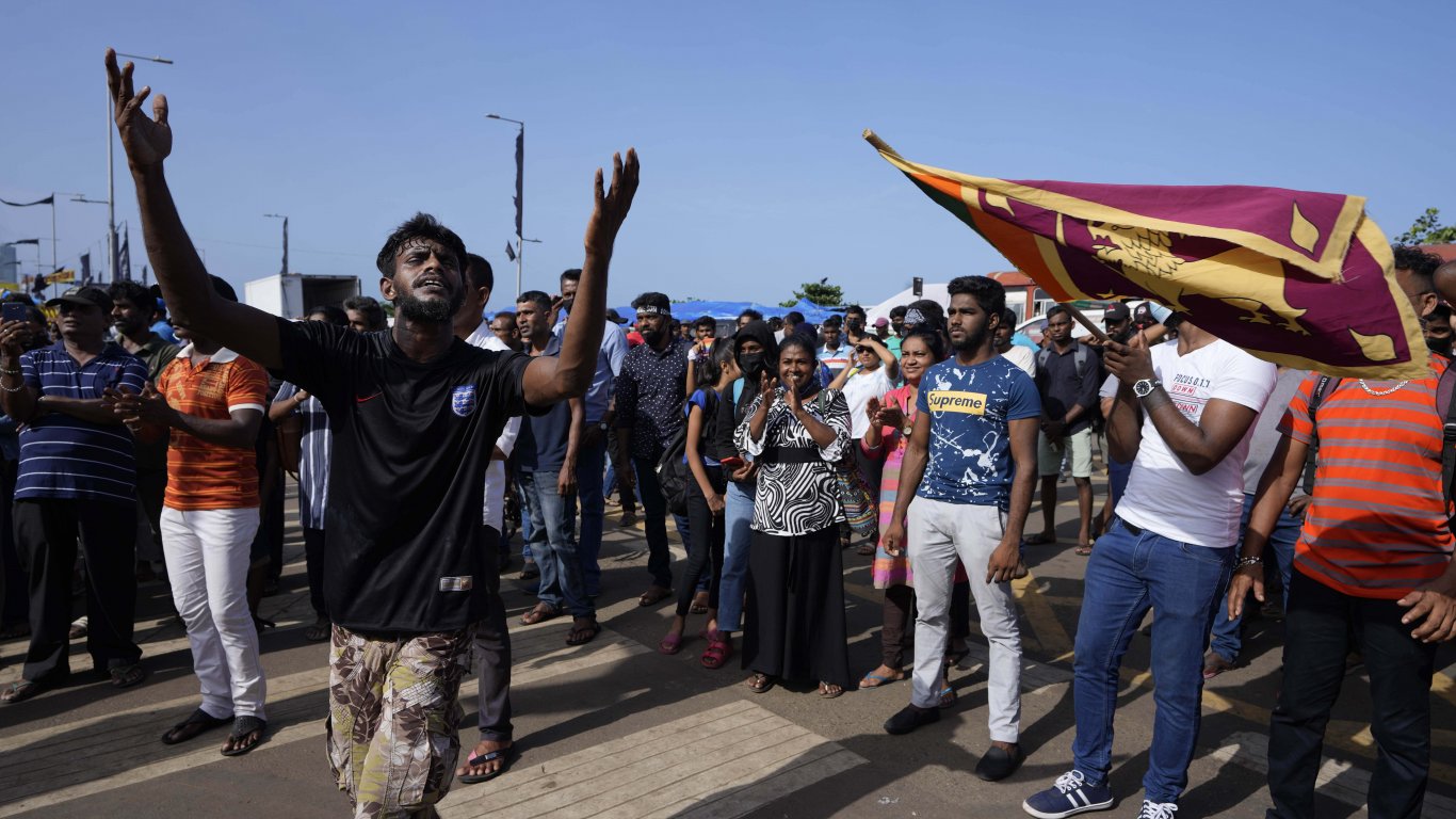 Президентът на Шри Ланка избяга в Малдивите с военен самолет