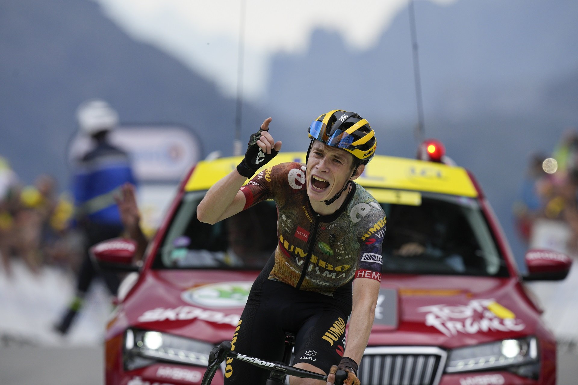 Бъдещият Шампион Йонас Вингегор ликува след една от етапните си победи на "Тур дьо Франс"