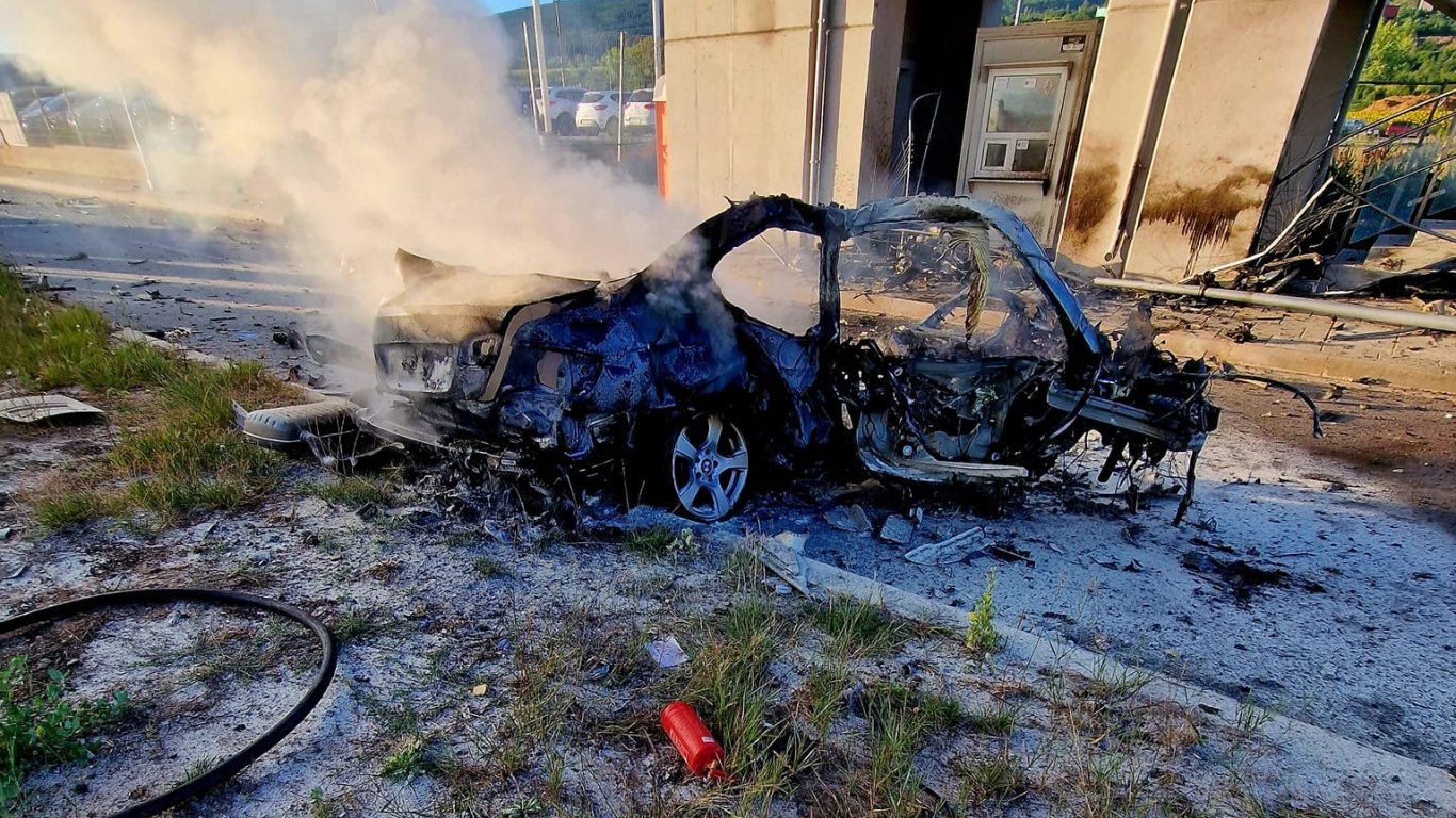 Млад шофьор загина на Околовръстното в София, колата му изгоря след удар в пасарелка (видео)