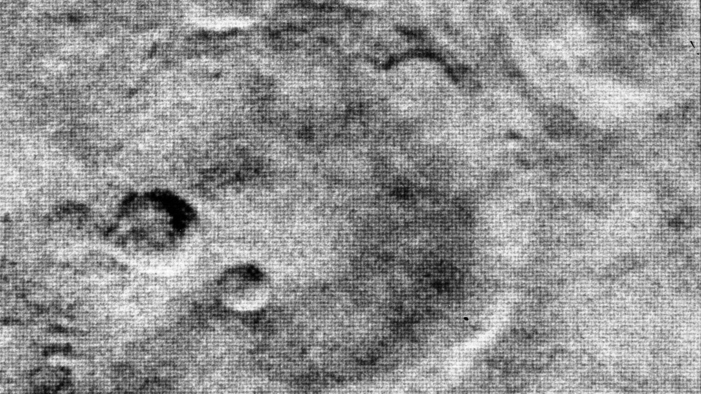 Сравнете: 57 години от първите снимки на Марс (галерия)