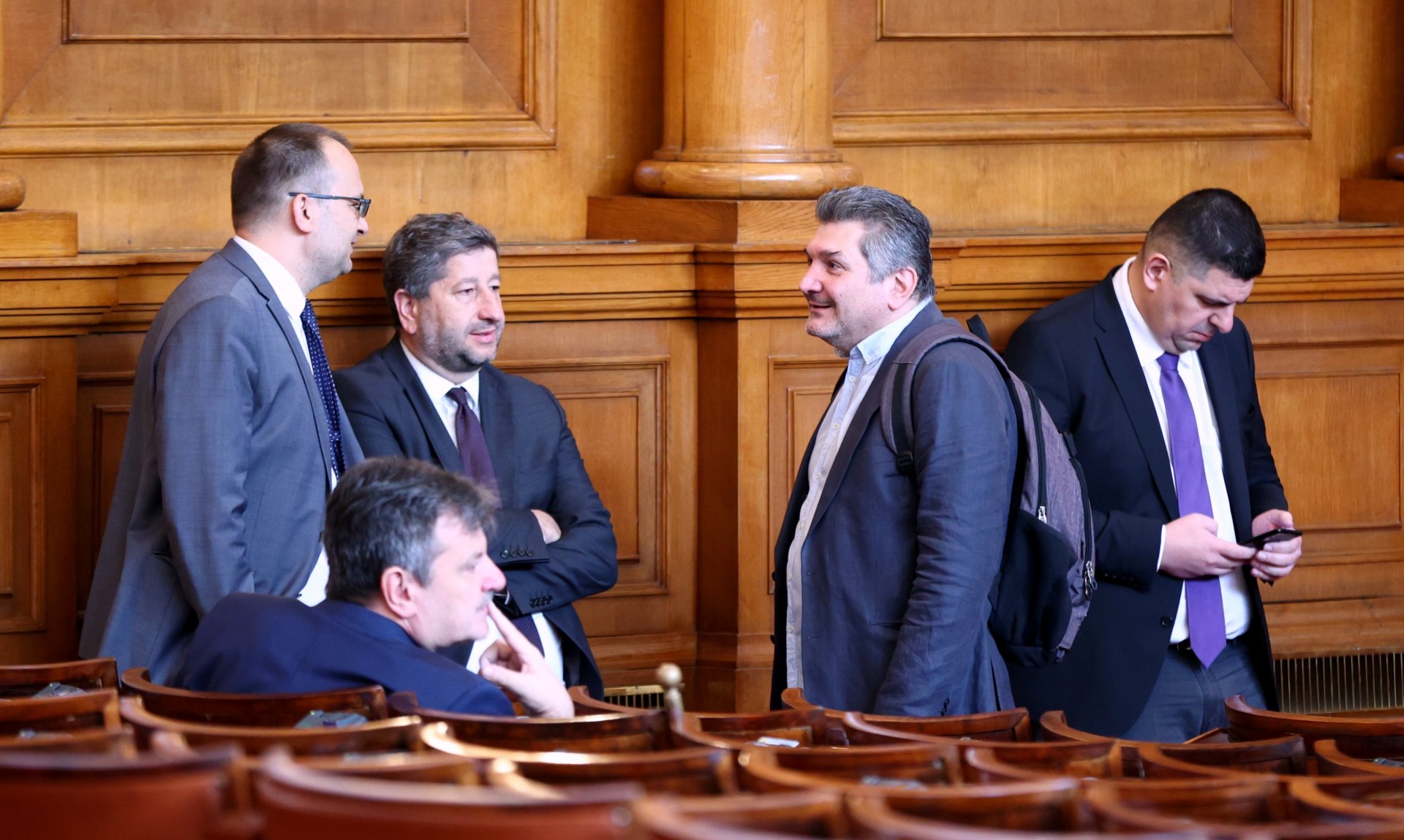 Инициатори на промяната в ЗДДС са депутатите от "Демократична България", главно Мартин Димитров (правият вляво)