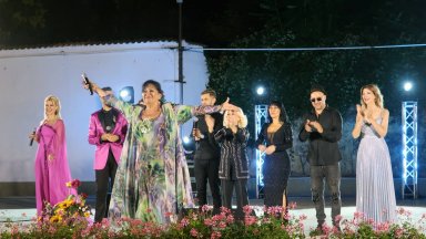Звезди на българската музика почетоха легендарния Емил Димитров в родния му Плевен