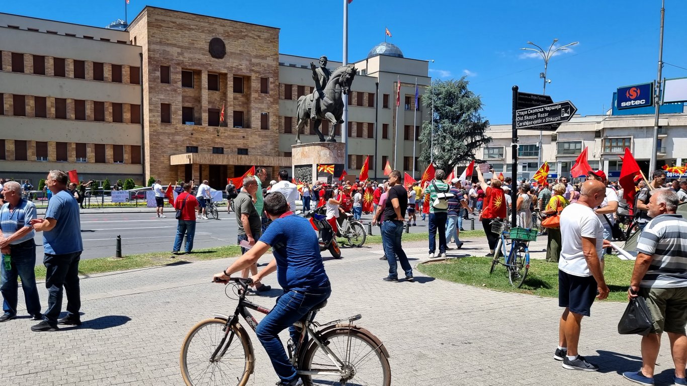 Яйца и тоалетна хартия летяха по парламента в Скопие