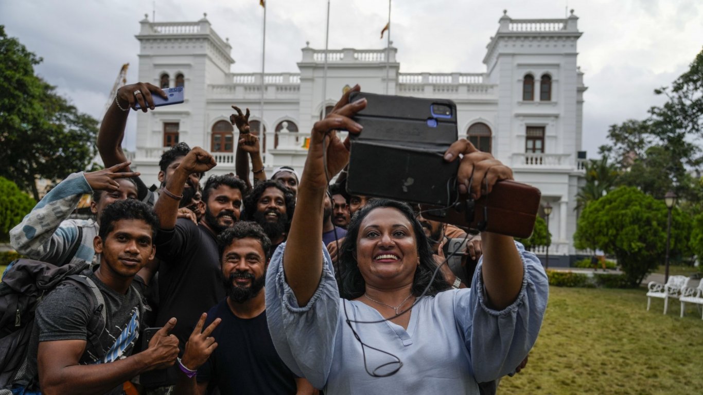 Президентът на Шри Ланка подаде оставка; протестиращите в страната прекратиха окупацията 
