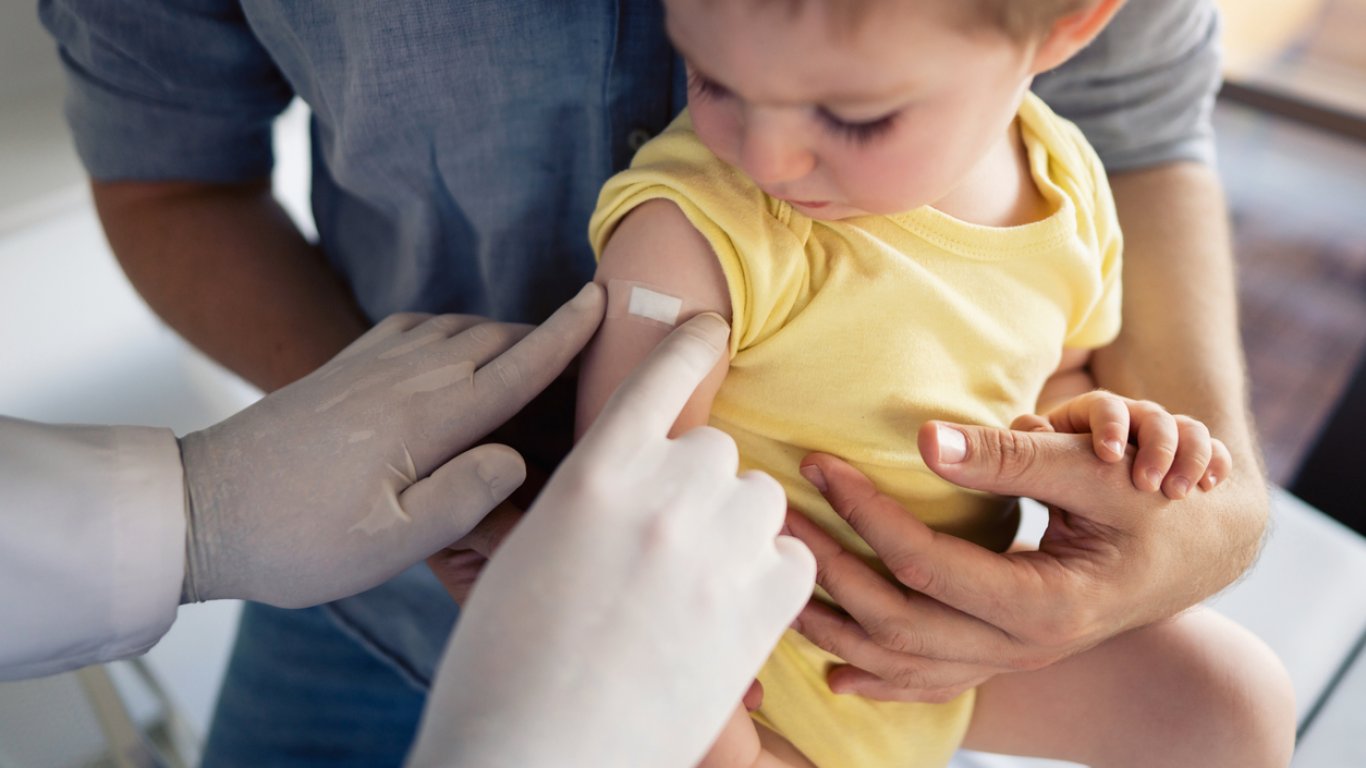 Доставиха 65 000 дози от липсващата шествалентна ваксина за бебета