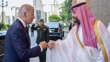 Юмручният поздрав на Байдън с принц Мохамед предизвика реакции на възмущение