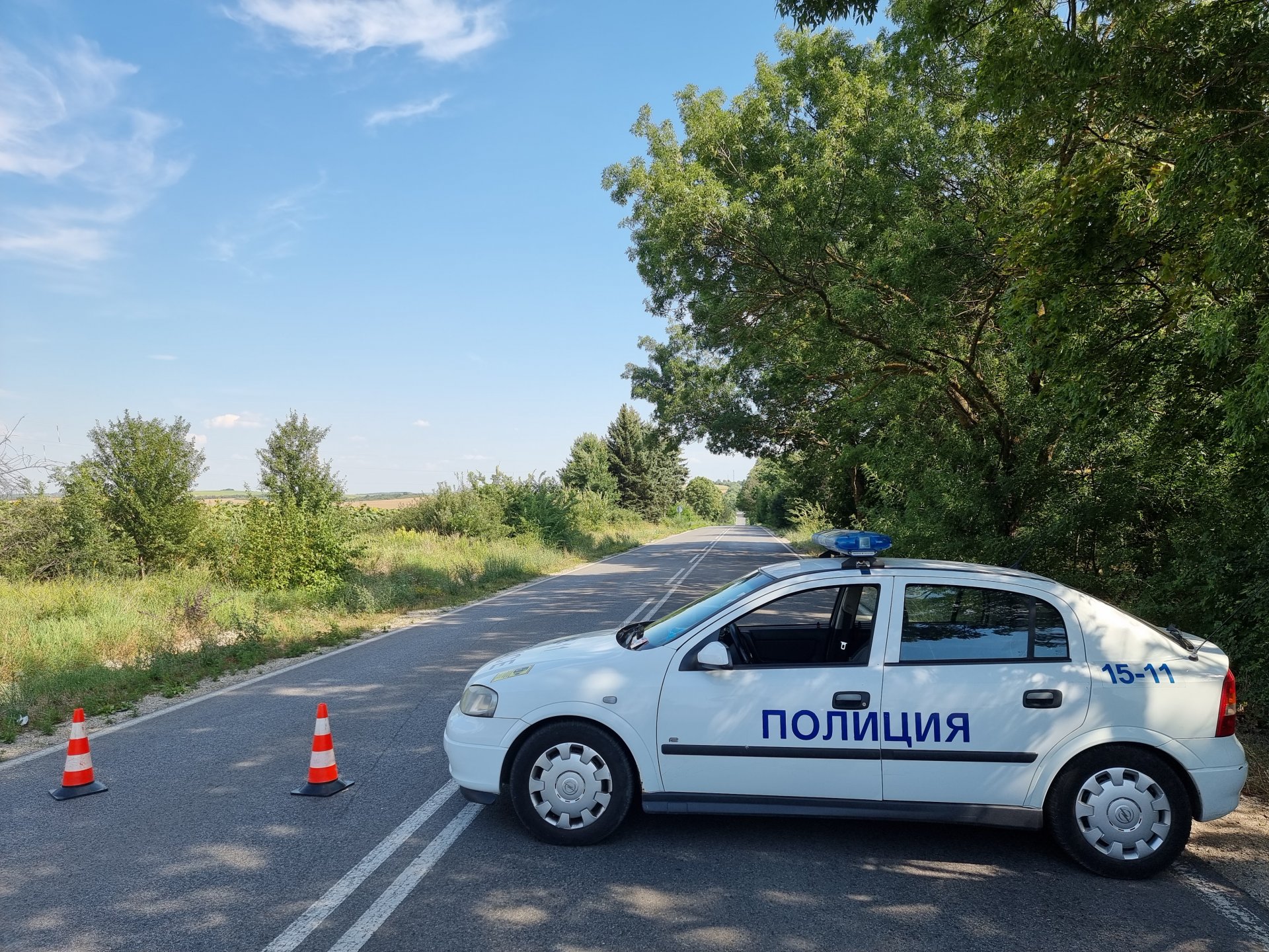 Непосредствено след получаване на сигнала са предприети заградителни мероприятия, при които на пътя между селата Водолей и Ресен са спрени три автомобили