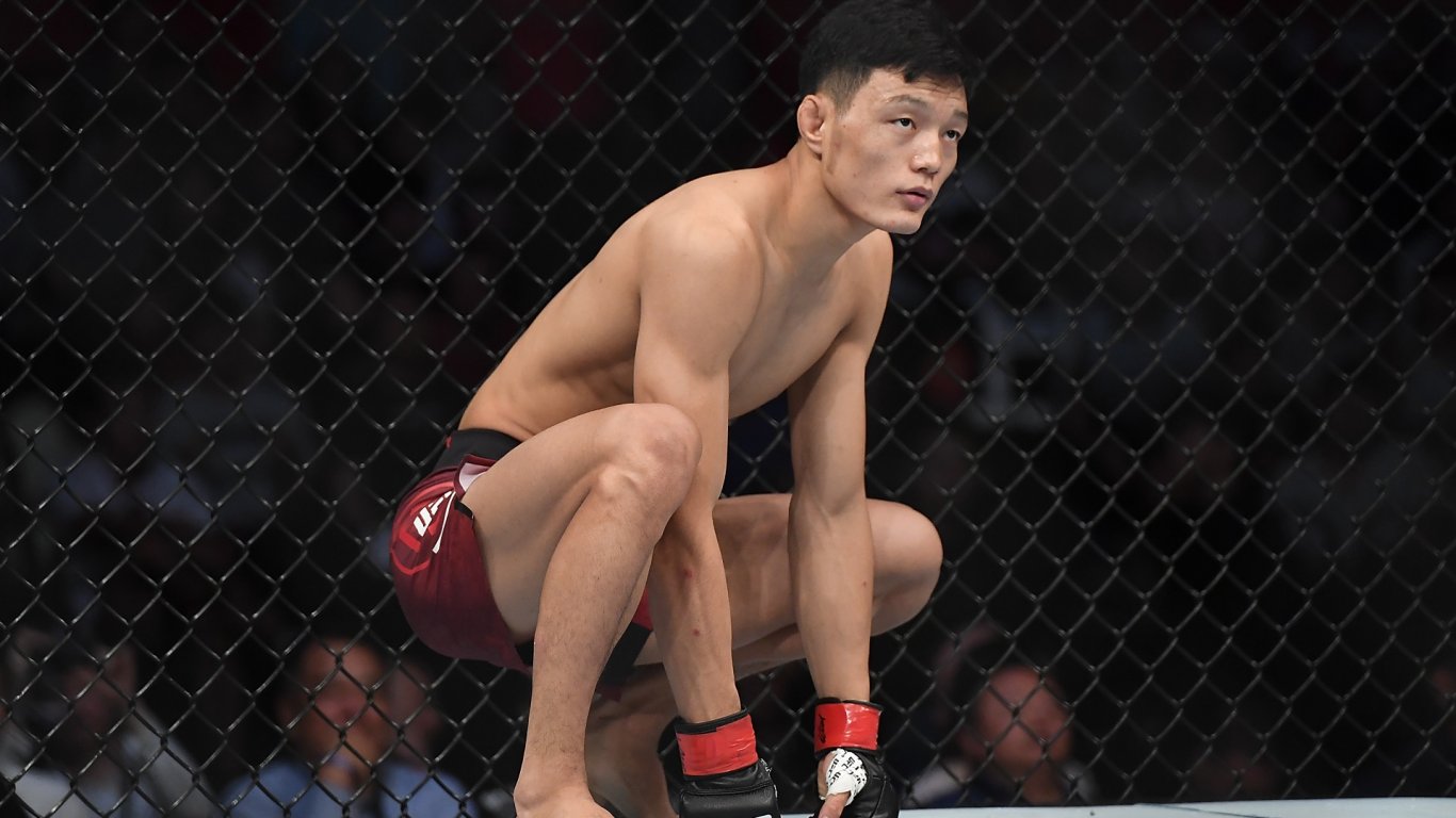 Кървав събмишън и китаец в безсъзнание украсиха нощта в UFC