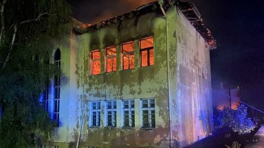 Пожар изпепели покрива на карловско училище