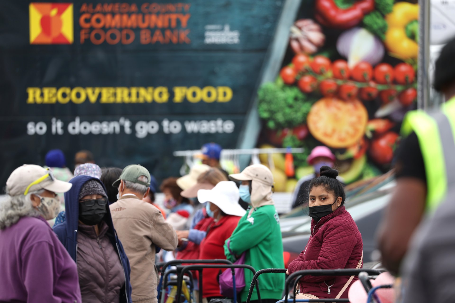 Хиперинфлация - хора чакат за храна от хранителни банки 