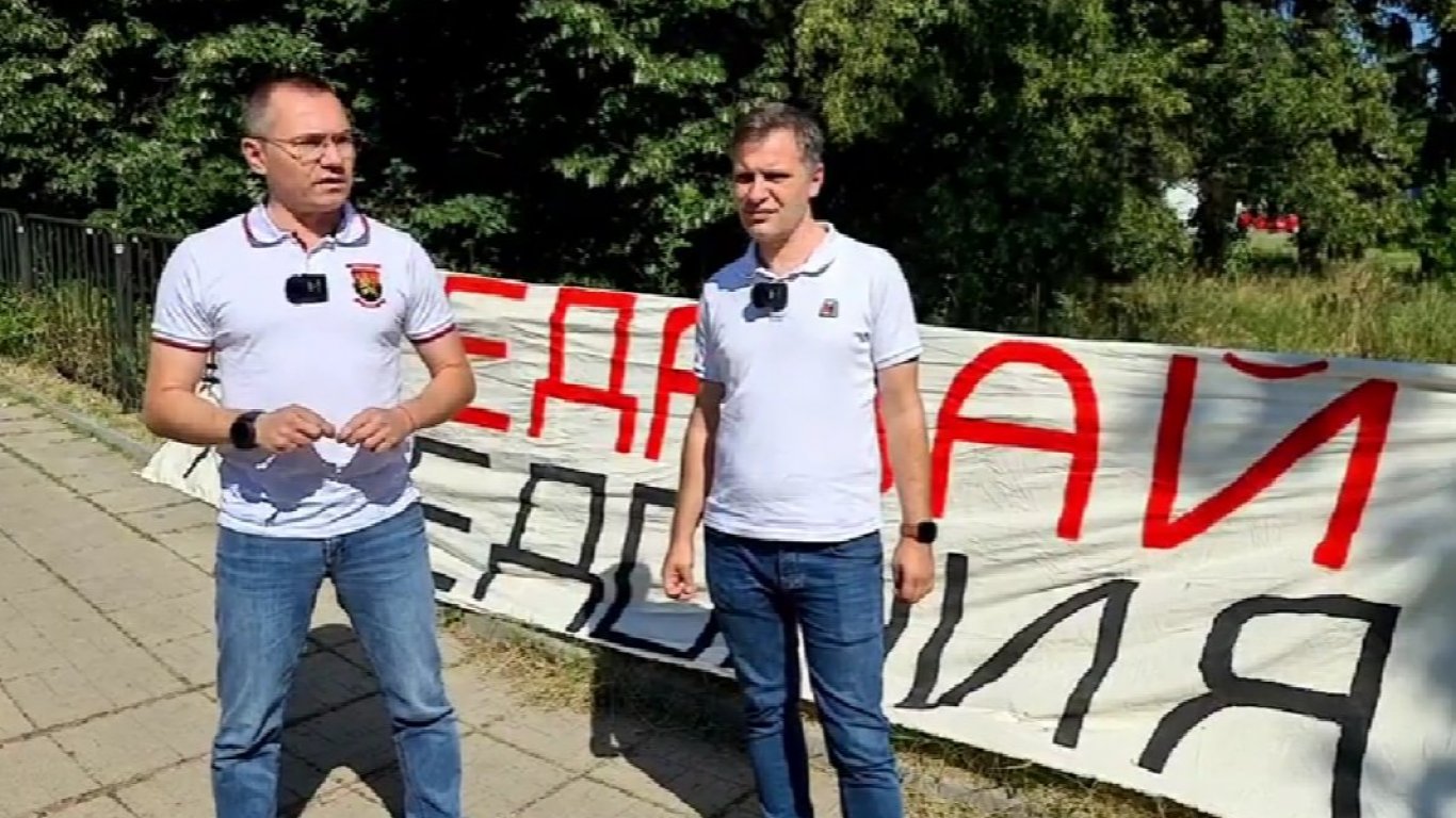ВМРО с акция "Не предавай Македония" пред Външно, докато преговарят Генчовска и Османи (видео)