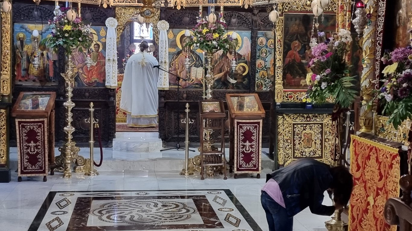Отслужиха панихида в Троянския манастир за петимата загинали в катастрофата край Ловеч