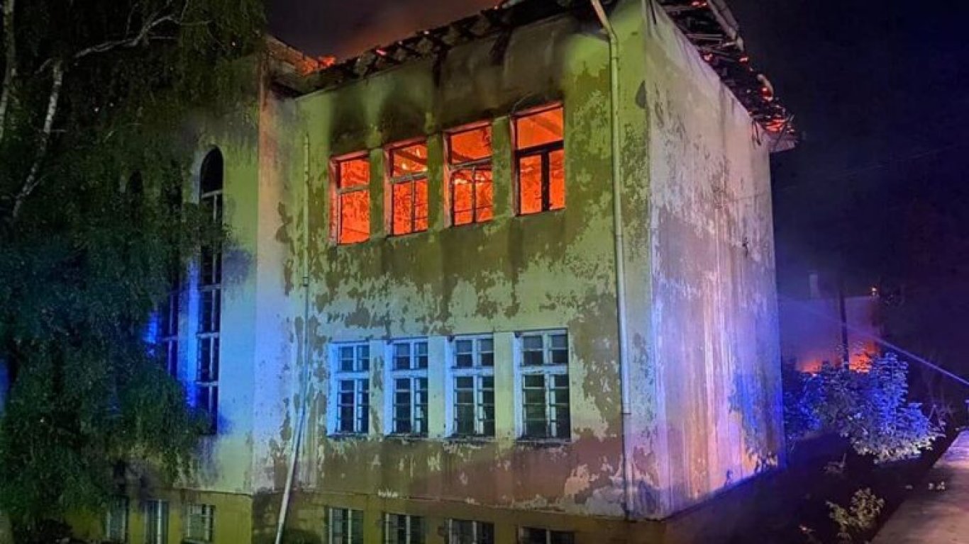 Пожар изпепели покрива на училище в Карловско, подозират невменяема жена (видео)