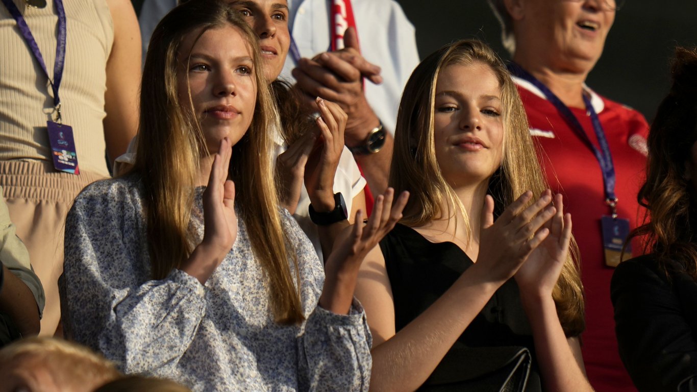 Принцесите на Испания за първи път гледаха сами женски футбол в чужбина