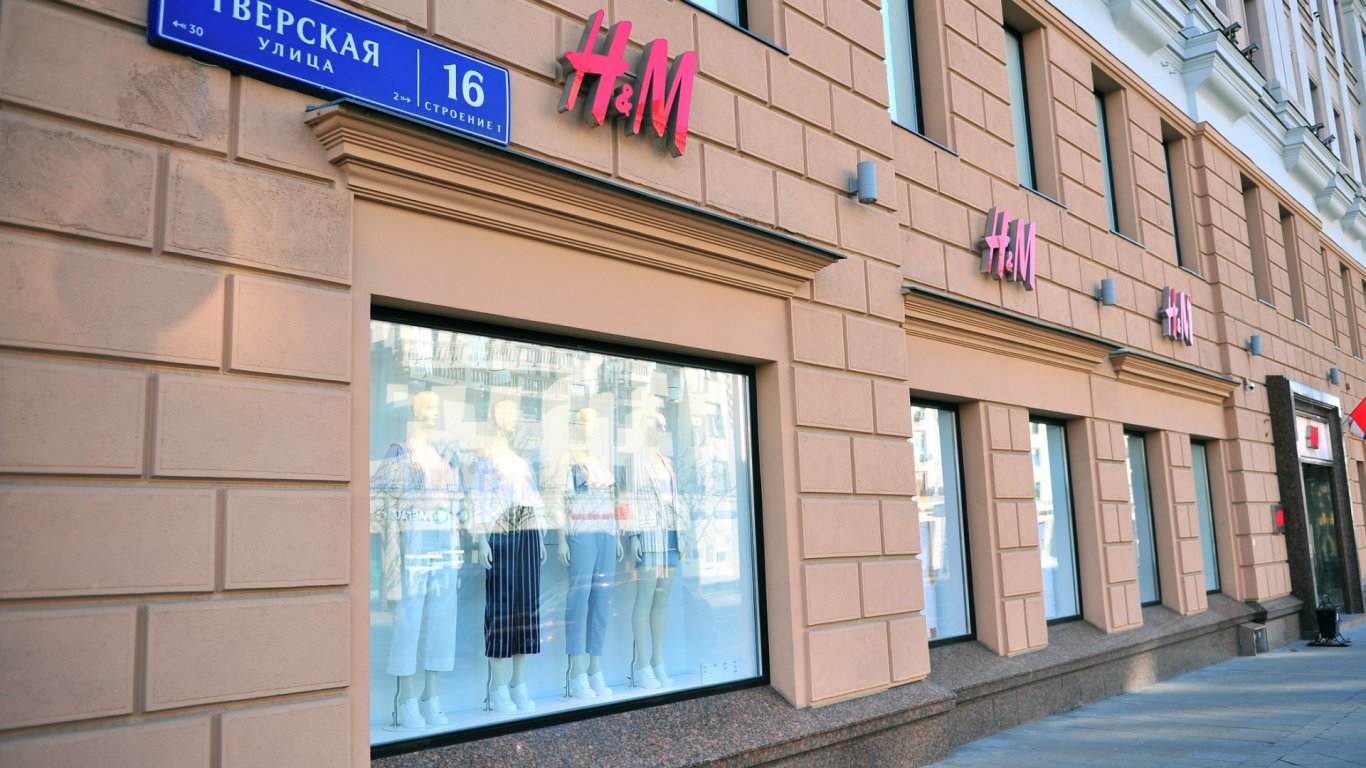 H&M ще разпродаде запасите си преди да напусне Русия