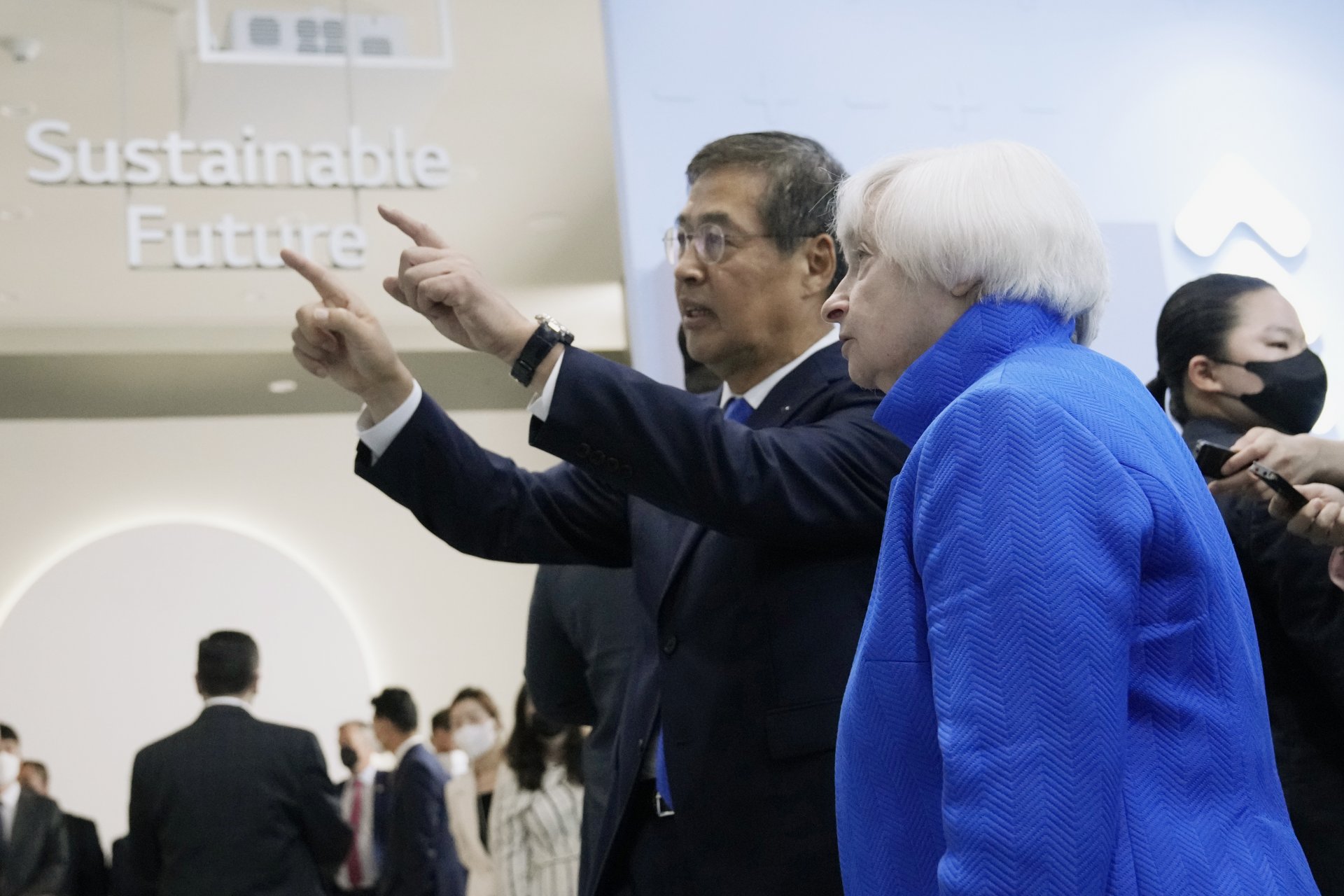 Министърът на финансите на САЩ Джанет Йелън, вдясно, разговаря с главния изпълнителен директор на LG Chem Хак Чеол-шин в LG Science Park в Сеул, Южна Корея, вторник, 19 юли 2022 г.