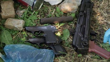 Арестуваха двама с бомби, гранатомет, автомати, пистолети, патрони и 23 кг дрога в Бургас