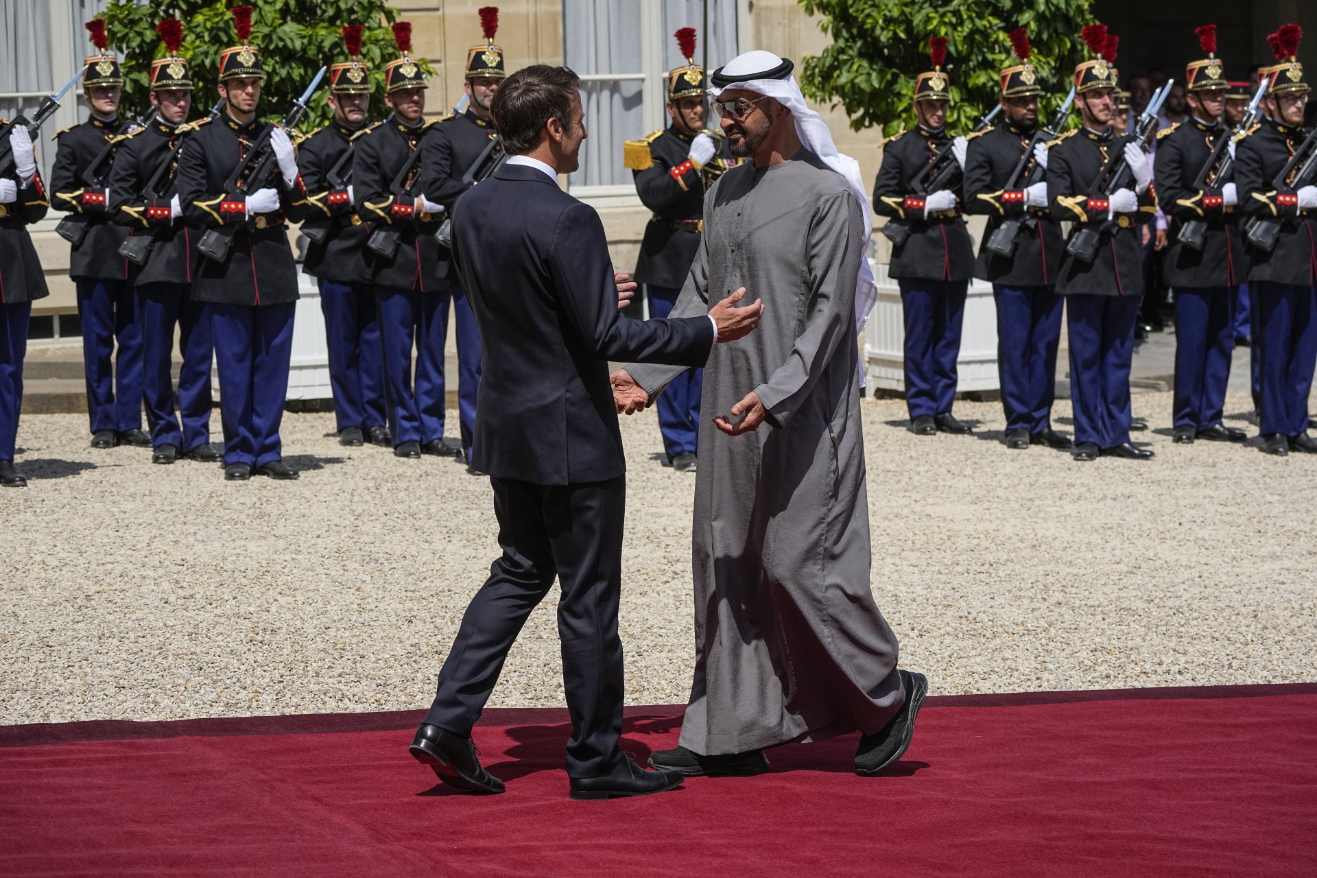 Президентът на Франция Еманюел Макрон посрещна в Париж президента на ОАЕ Мохамед бин Зайед Ал Нахаян в Елисейския дворец, понеделник, 18 юли 2022 г.