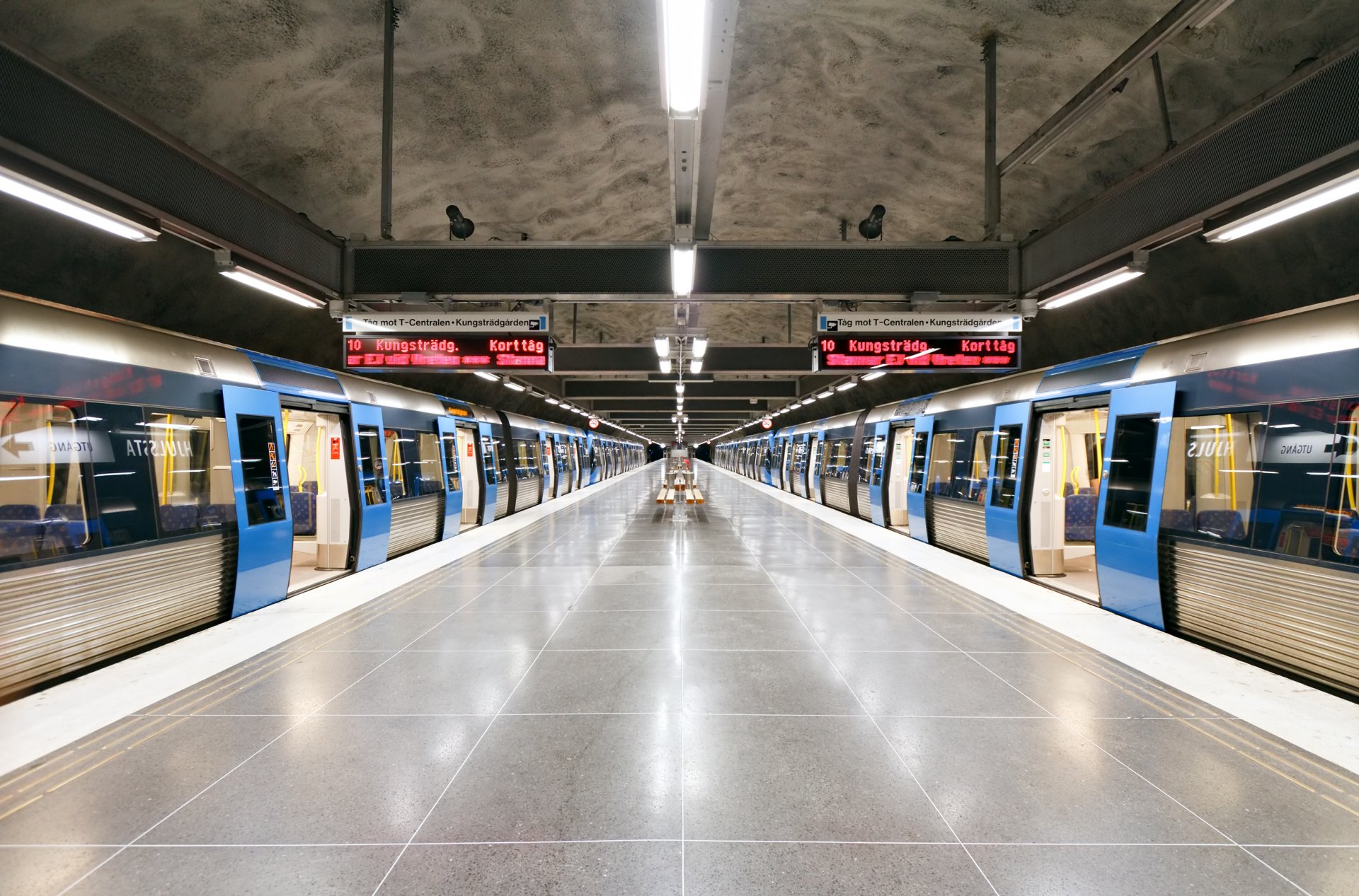 За Стокхолмското метро оборудваме напълно електромотрисите от пултовете за управление на машинистите до комуникацията със станциите и цялата апаратура извън влаковете, каза изпълнителният директор на "AQ Електрик" Емил Николов