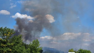 Огнен ад край Казанлък: Втори пожар лумна северно от Института по розата