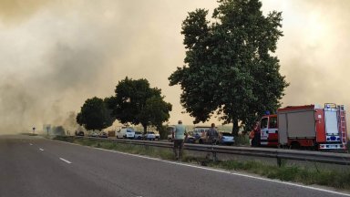 Голям пожар бушува край Подбалканския път при Казанлък, движението е спряно (снимки и видео)