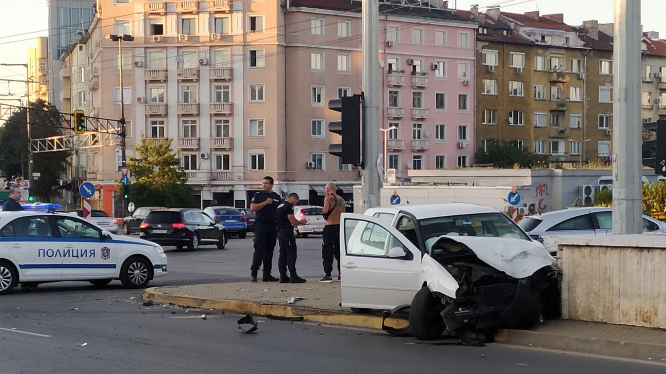 Нова катастрофа на бул. "Черни връх" , две коли са смазани след сблъсък