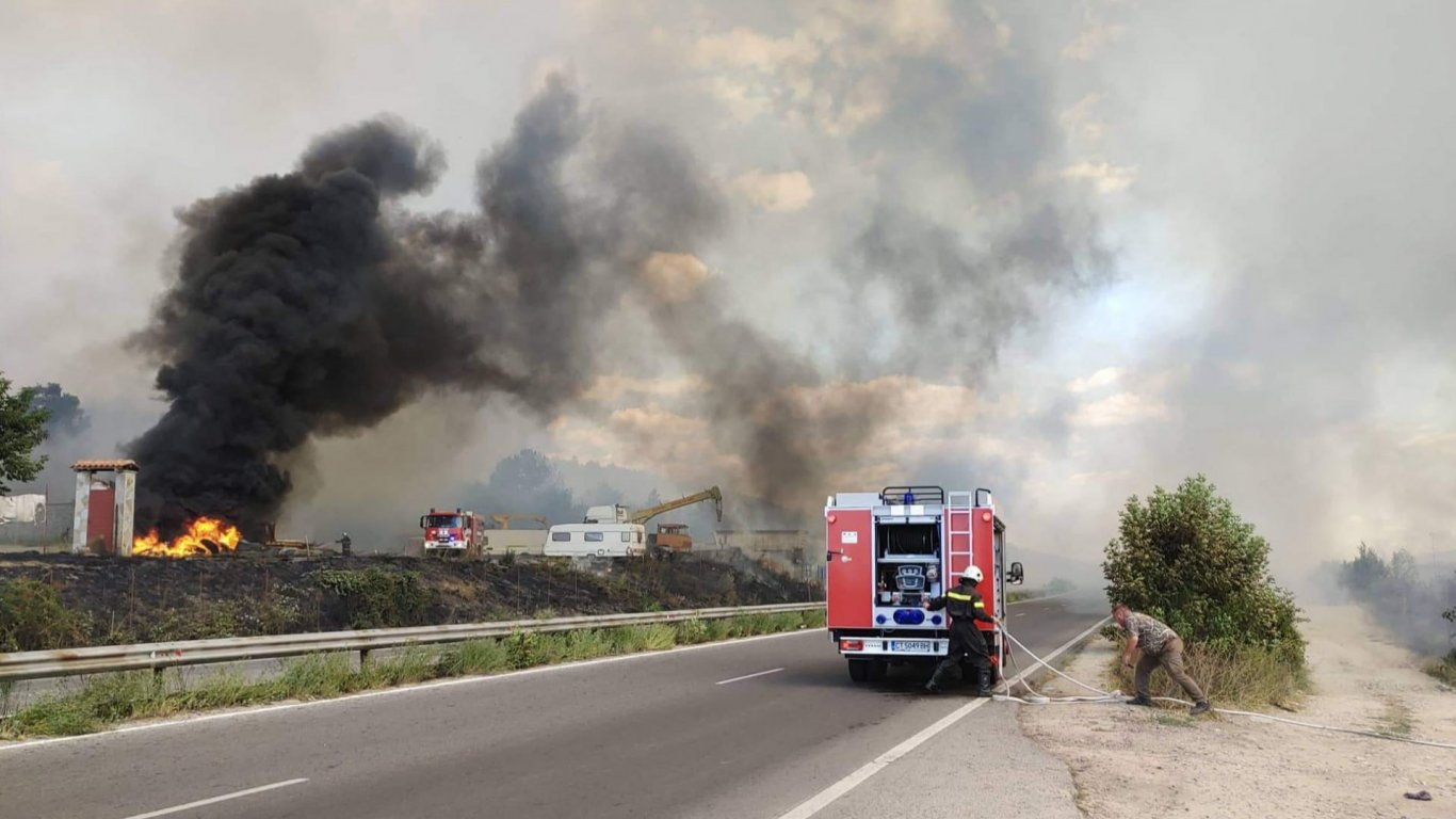 Пожарът край Казанлък е локализиран, но все още горят отделни огнища 