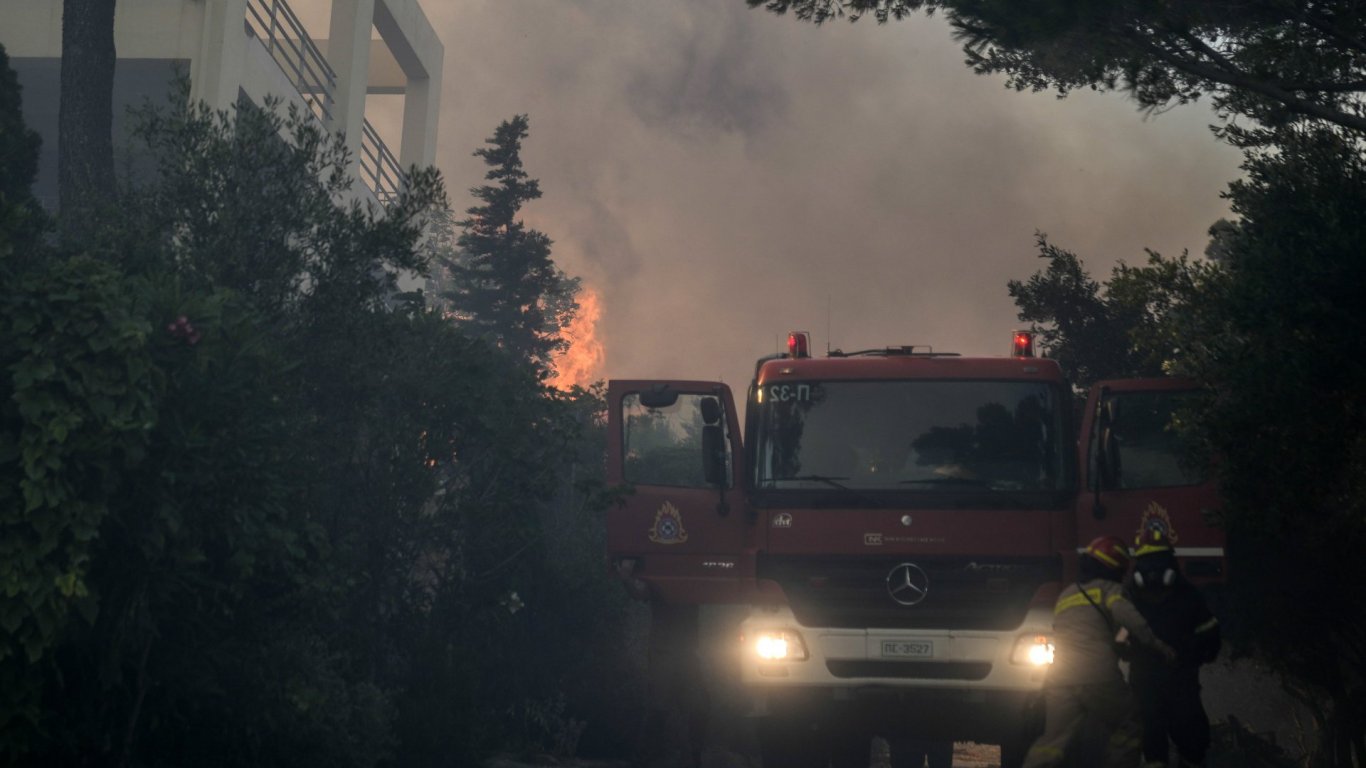 Голям пожар бушува край Атина, евакуираха 8 села и детска болница