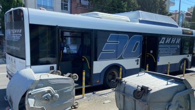 Автобус отнесе контейнери за боклук в Бургас 