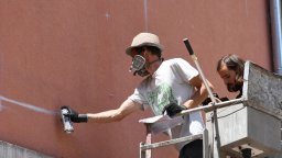 Белгийският художник Хейс Ванхее започна работа по стенопис в центъра на София