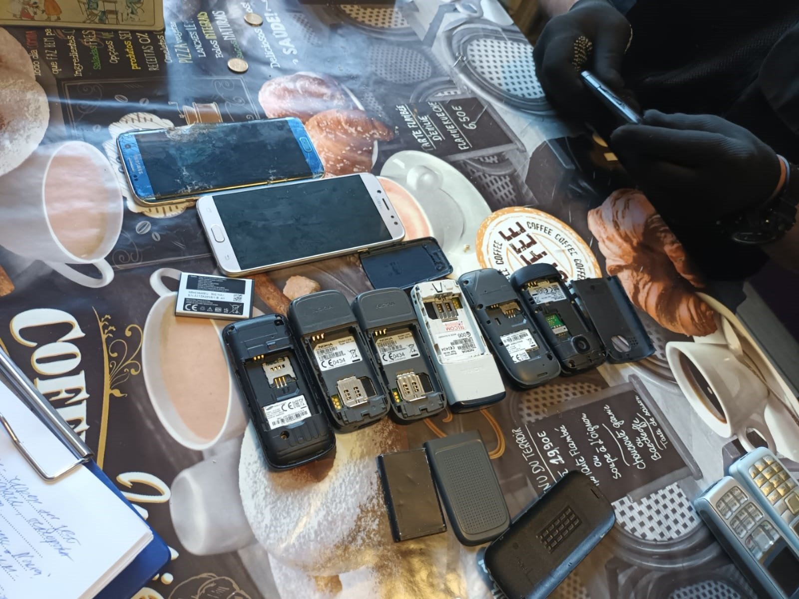 От три от адресите, обитавани от мъжете в Горна Оряховица, са иззети мобилни телефони, СИМ-карти, пари