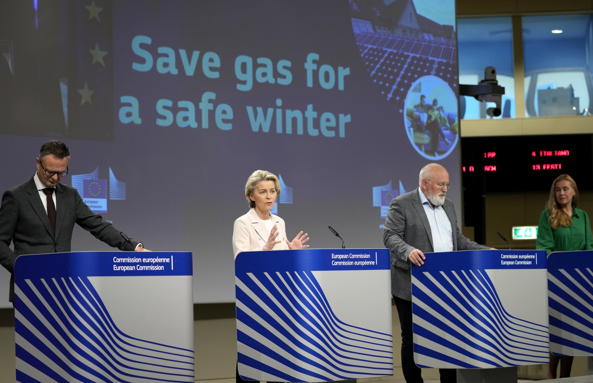 Председателят на Европейската комисия Урсула фон дер Лайен, европейският комисар по Европейския зелен пакт Франс Тимерманс и европейският комисар по енергетиката Кадри Симсон представят плана за пестене на газ