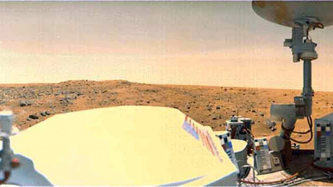 Първата цветна снимка на Марс и конспирациите, породени от нея (галерия)