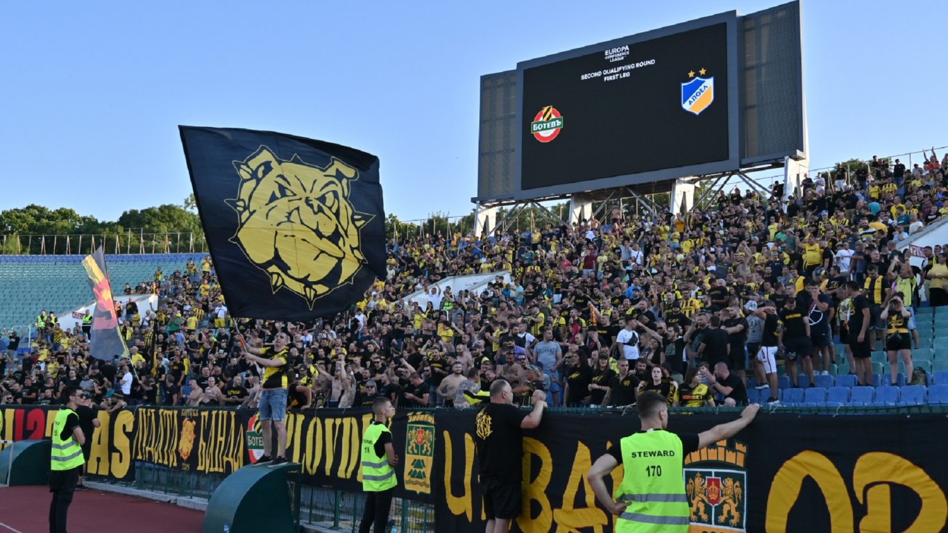 Феновете на Ботев (Пловдив) с пълна подкрепа към клубния собственик