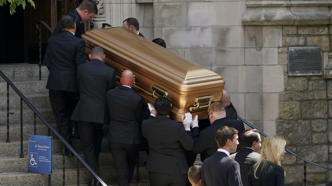 Доналд и Мелания Тръмп присъстваха на погребението на първата му съпруга Ивана (снимки)