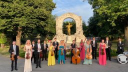 Оркестърът на замъка "Шьонбрун" разказва за конкуренцията между баща и синове на концерта в София