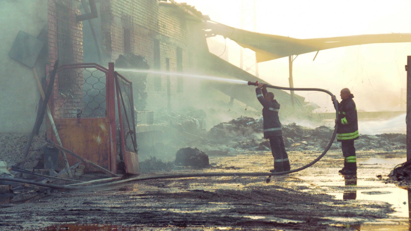 Потушават до обяд големия пожар в Бургас, няма обгазяване (снимки)