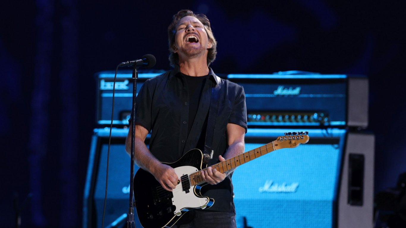 Гърлото на Еди Ведър пострада заради жегите, Pearl Jam отмениха концерт